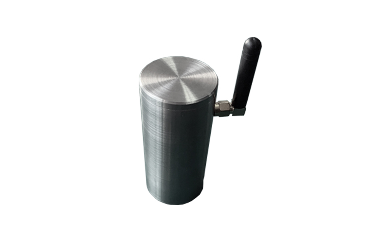 Wireless temperature and vibration sensor