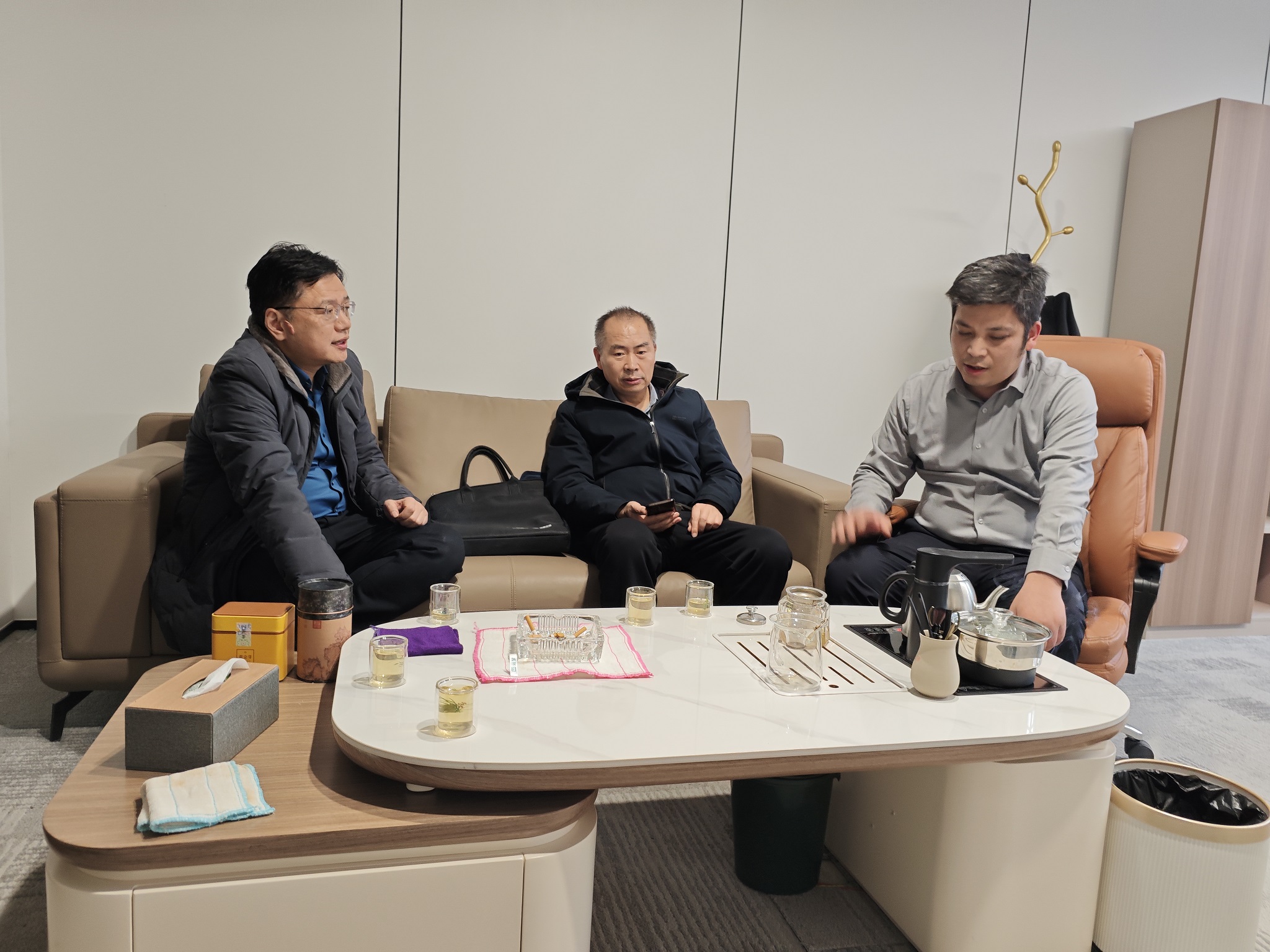 共话数字化转型新路径工信局莅临济南嘉宏科技调研